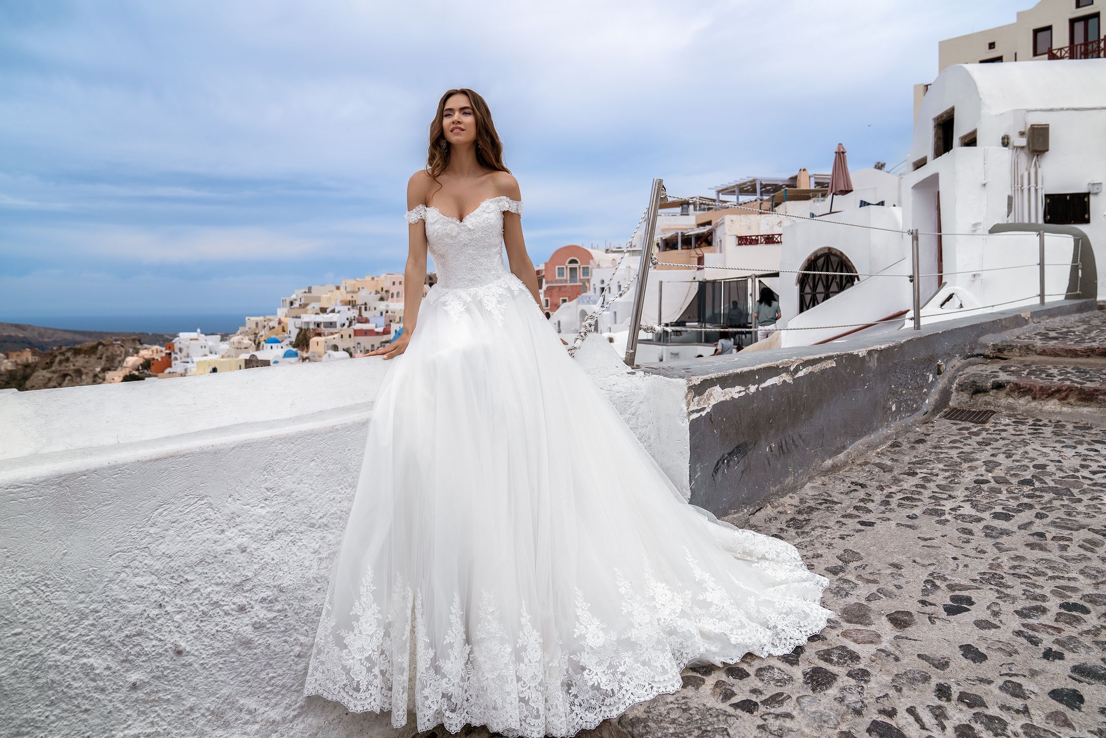 Tonya / Luxurious Wedding Dress With Open Shoulders